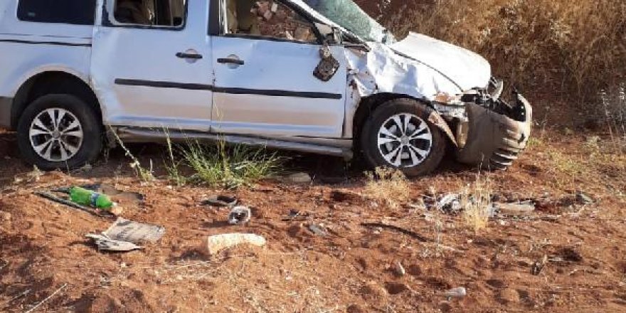 Hafif ticari araç, şarampole devrildi: 7 yaralı
