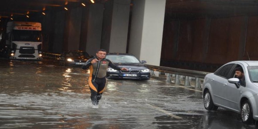 Altgeçitte mahsur kalan araçları zıpkıncılar kurtardı