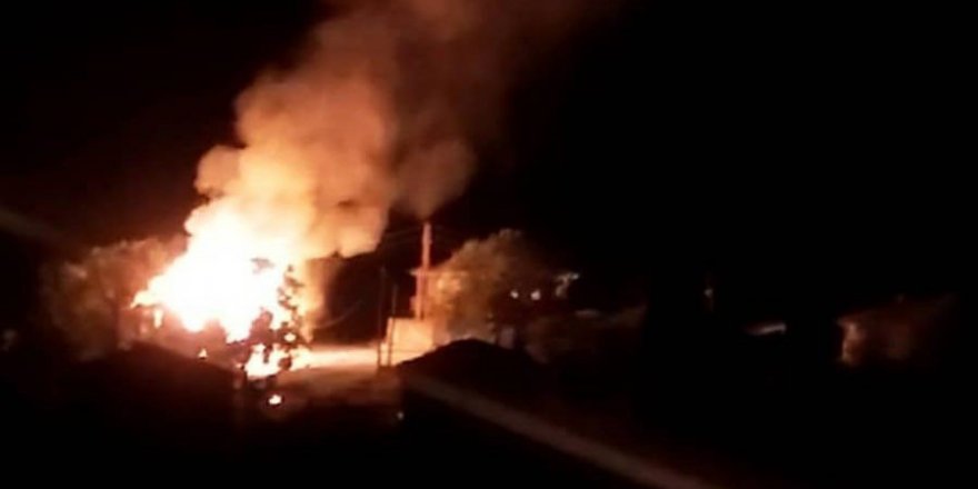 Ev, ahır ve içinde 5 ton buğday bulunan ambar kül oldu
