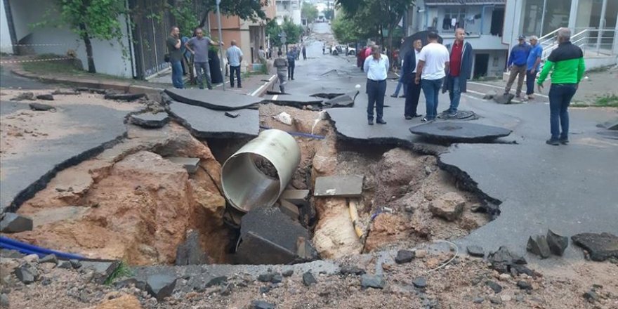 Kocaeli'de sağanak yağış hayatı olumsuz etkiledi