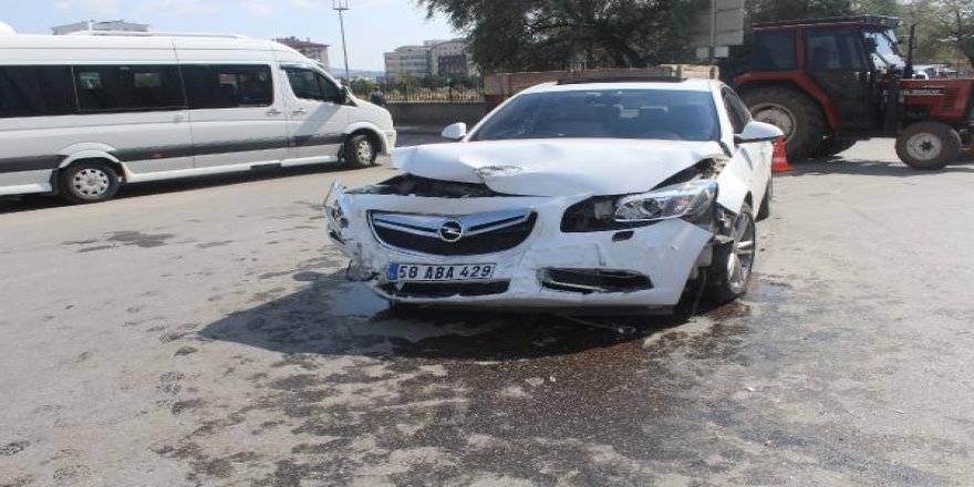 Sivas'ta iki otomobil çarpıştı: 6 yaralı