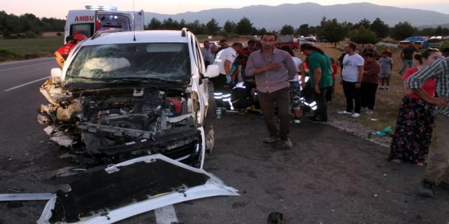 Hafif ticari araçla otomobil çarpıştı: 1 ölü, 8 yaralı