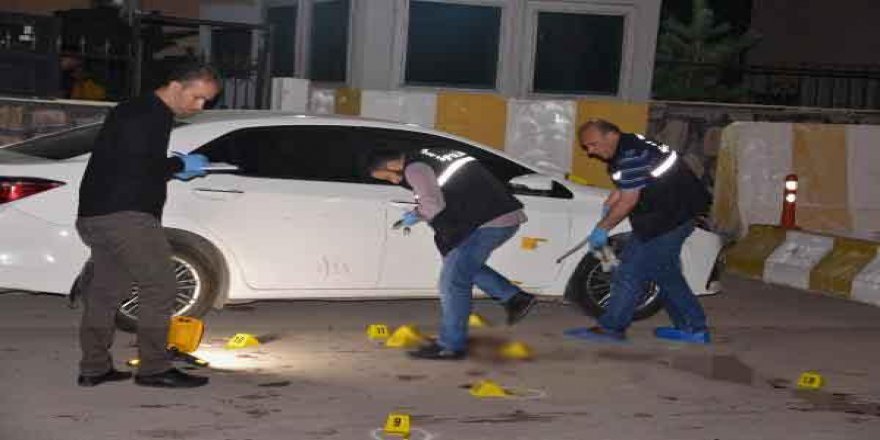 Polis merkezi önünde silahlı kavga: 2 ölü, 1'i polis 5 yaralı