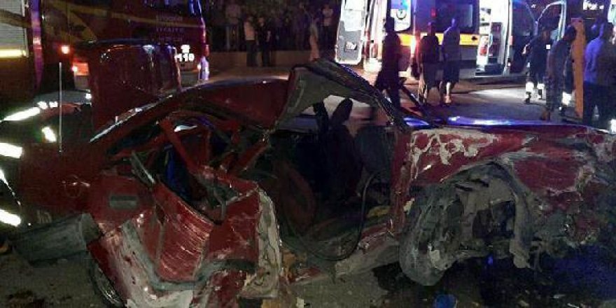 Ankara'da otomobil park halindeki kamyona çarptı: 2 ölü, 4 yaralı