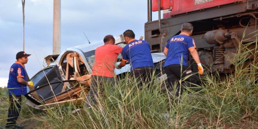 Lokomotif, otomobile çarptı: 1 ölü, 2 yaralı