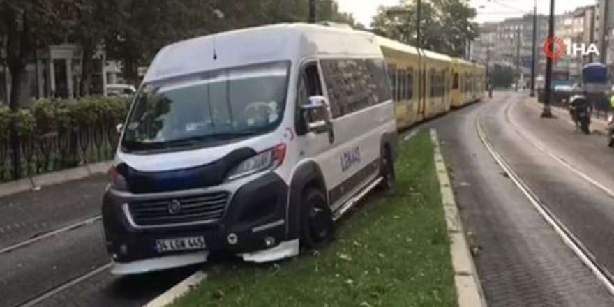 Tramvay yoluna minibüs daldı! Seferler durdu