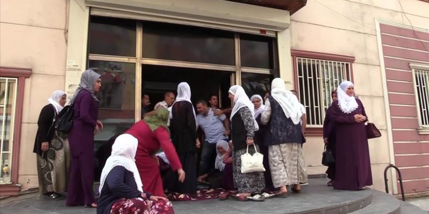 HDP'liler oğlu için oturma eylemi yapan anneye saldırdı