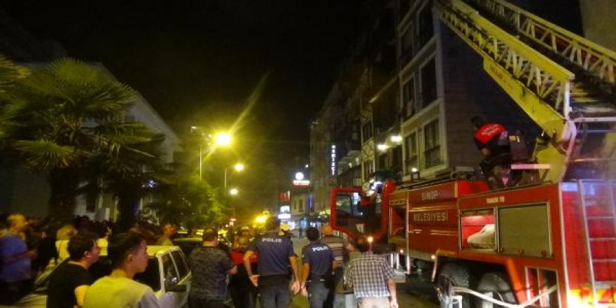 Otelin çatı katında yangın paniğe neden oldu