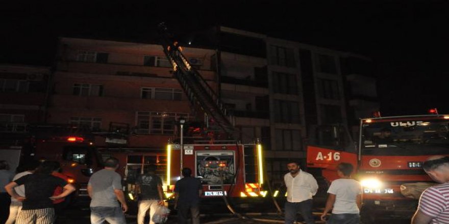 4 katlı binanın çatı katı yandı: 1 kişi dumandan etkilendi