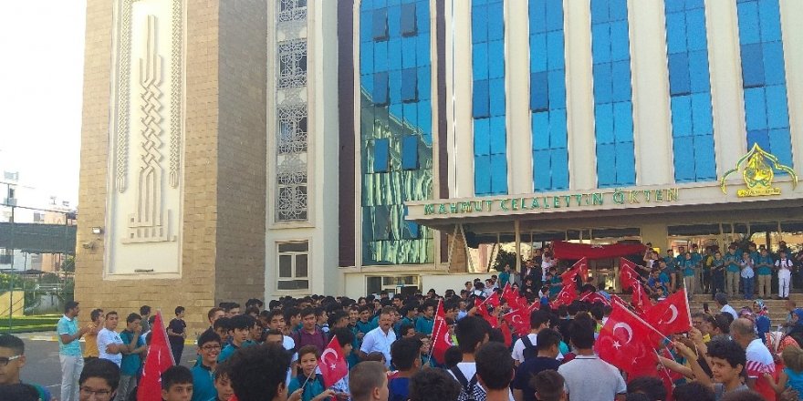 Simit yağmuruyla değil Türk bayrağının gölgesinde okula başladılar