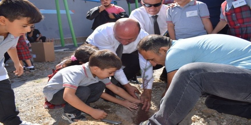 Güner Bahadır’dan ilk ders; fidan dikimi