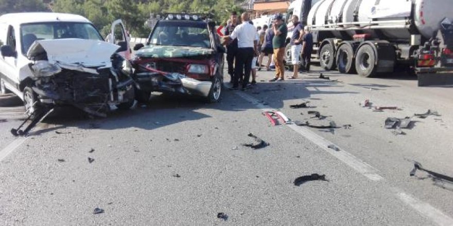 Cip ile hafif ticari araç çarpıştı: 4 yaralı