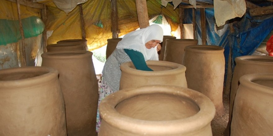 Günkırılı kadınlar, ekmeklerini çamurdan çıkarıyor