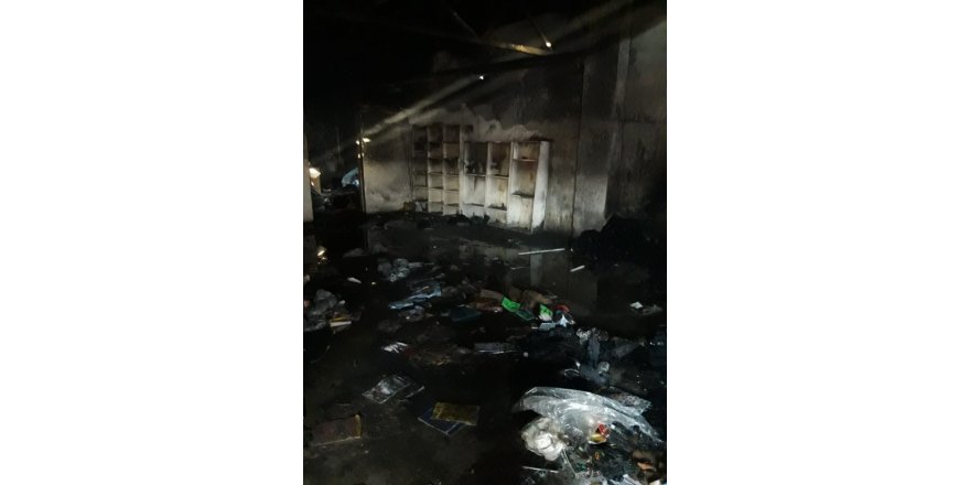 Kırtasiye deposundaki yangını mahalleli söndürdü
