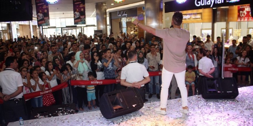 Ünlü şarkıcı Bahadır Tatlıöz, Diyarbakır’da konser verdi