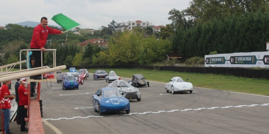 Elektrikli araç yarışlarında final başlangıcını TÜBİTAK Başkanı yaptı
