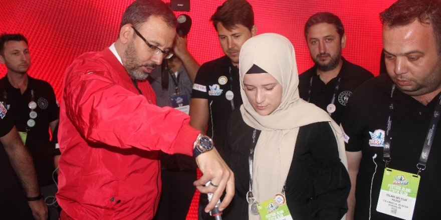 Bakan Kasapoğlu TEKNOFEST’te gençlerle bir araya geldi