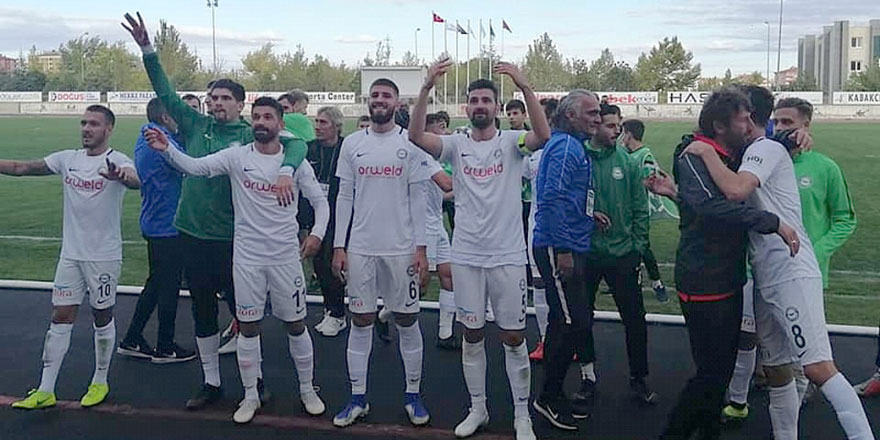 Yavru kartallar evinde yenilmiyor