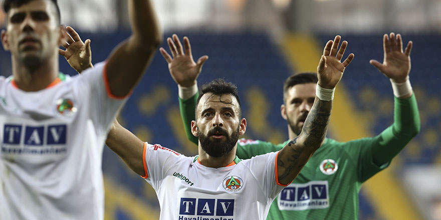 Alanyaspor liderliğini sürdürdü