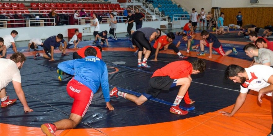 Altındağ Belediyespor Kulübü İşitme Engelliler Güreş Takımı güç depoluyor