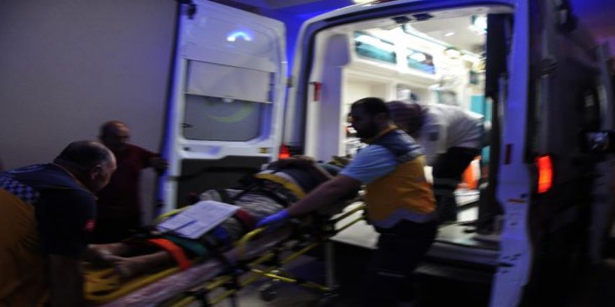 Freni boşalan TIR kayalıklara çarptı, sürücü atlayarak kurtuldu