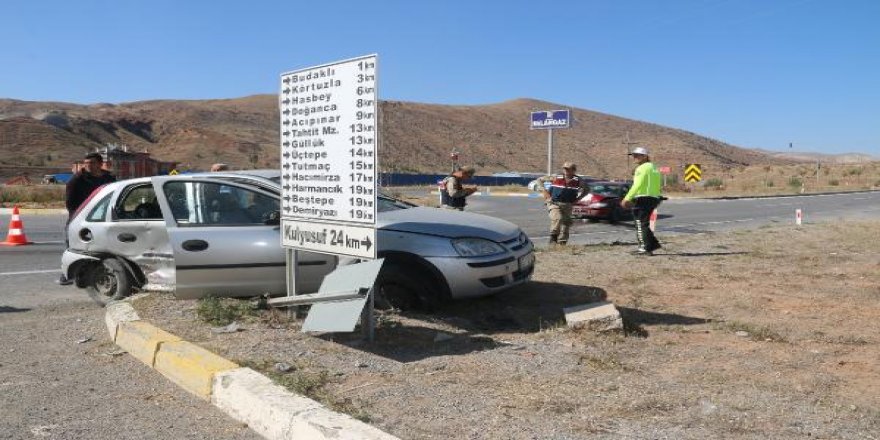 Sivas'ta iki otomobil çarpıştı: 4 yaralı