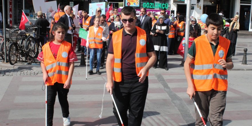 Konya'da görme engelliler farkındalık için yürüdü