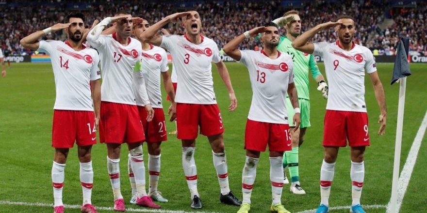 Paris Büyükelçisi Musa'dan ay yıldızlı futbolculara destek