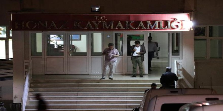 Tabancasını temizleyen polis kazara kendisini ve bekçiyi vurdu