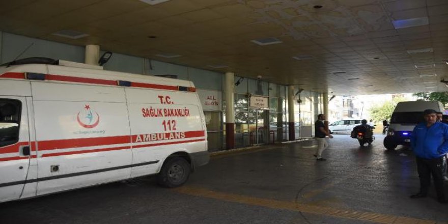 Asistan doktoru jiletle boğazından yaraladı