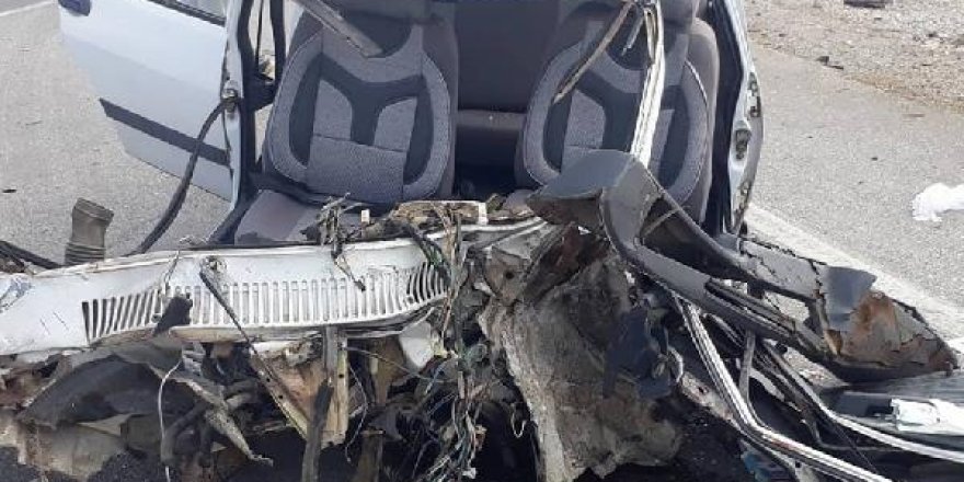 TIR'la çarpışan otomobilde sürücü yaralandı, eşi öldü