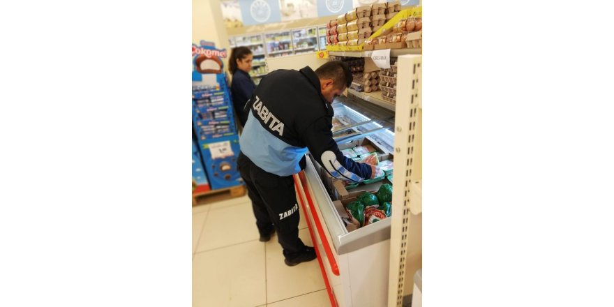 Çan Belediyesi zabıtalarından marketlere gıda kontrolü