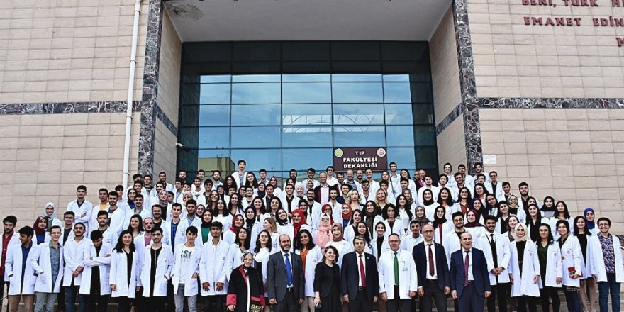 HRÜ’de hekim adayları mesleğe ilk adımı attı