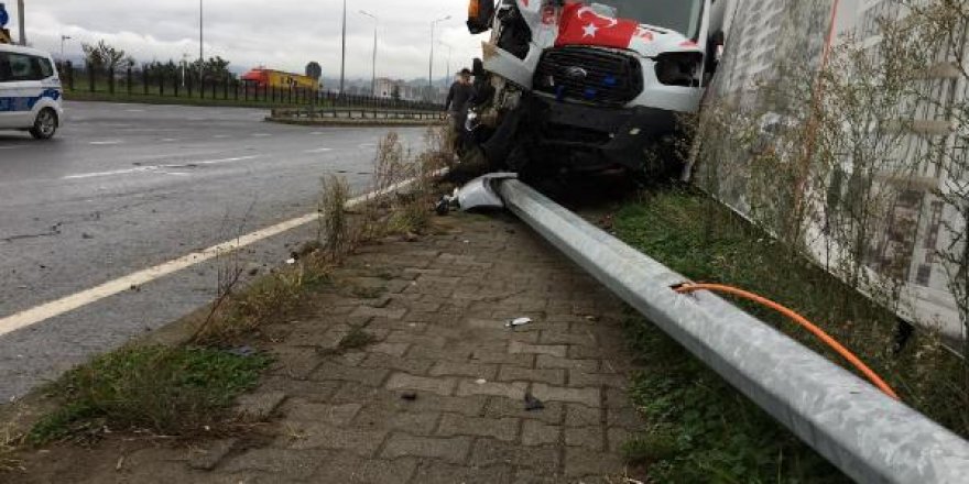 Ambulans ile kamyonet çarpıştı: 4 yaralı