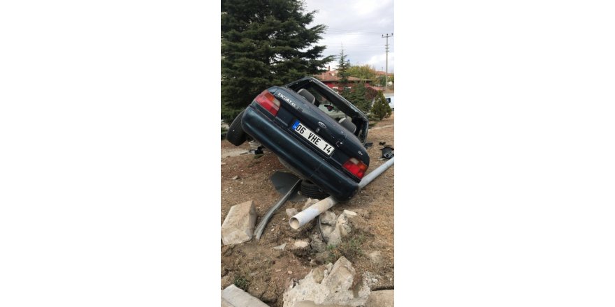 Kontrolden çıkan otomobil ağaca çarparak durabildi