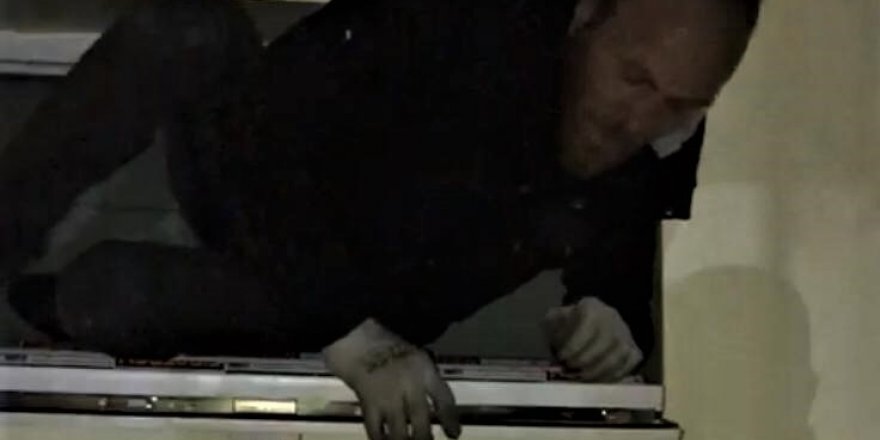 Evin musluklarını çalan şüpheli, havalandırma camında suçüstü yakalandı