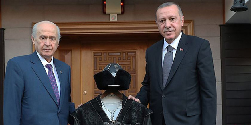 Bahçeli, Erdoğan'a Hakan kaftanı hediye etti