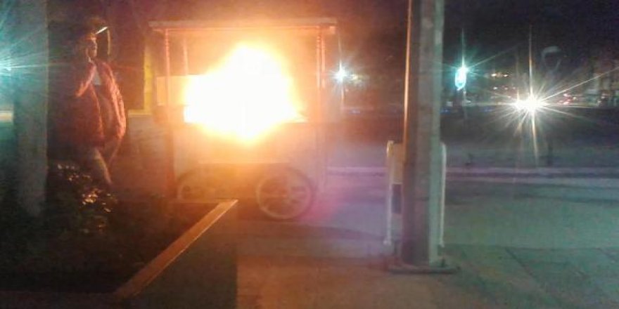 Manisa'da belediyenin yasağına kızan seyyar satıcı tezgahını yaktı