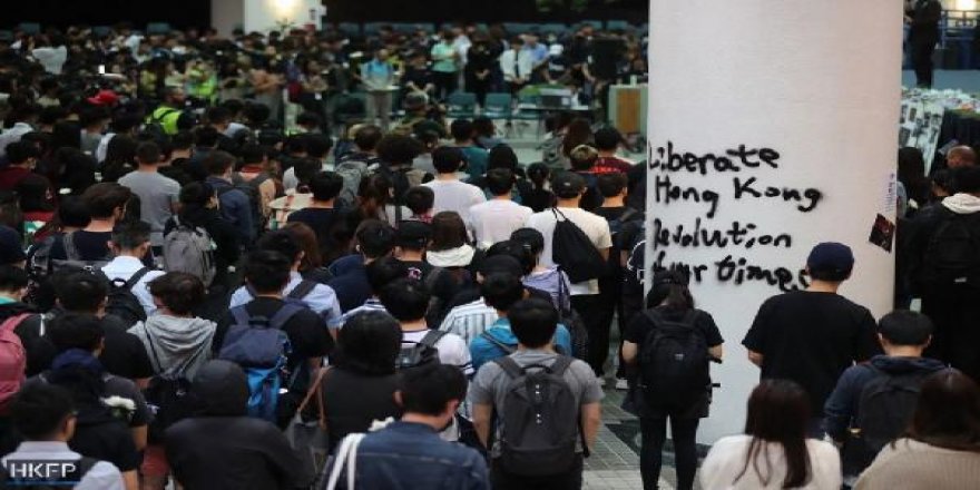 Hong Kong eylemlerinde hayatını kaybeden öğrenci için anma töreni düzenlendi