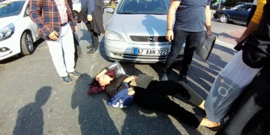 Çarptığı kadının başından ayrılmadı