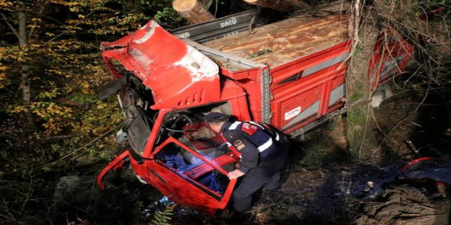 Uçuruma devrilen kamyondaki 2 kişi yaralandı