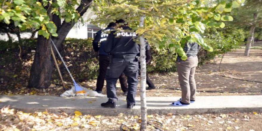 Cami bahçesine toprağa gömülü tabanca bulundu