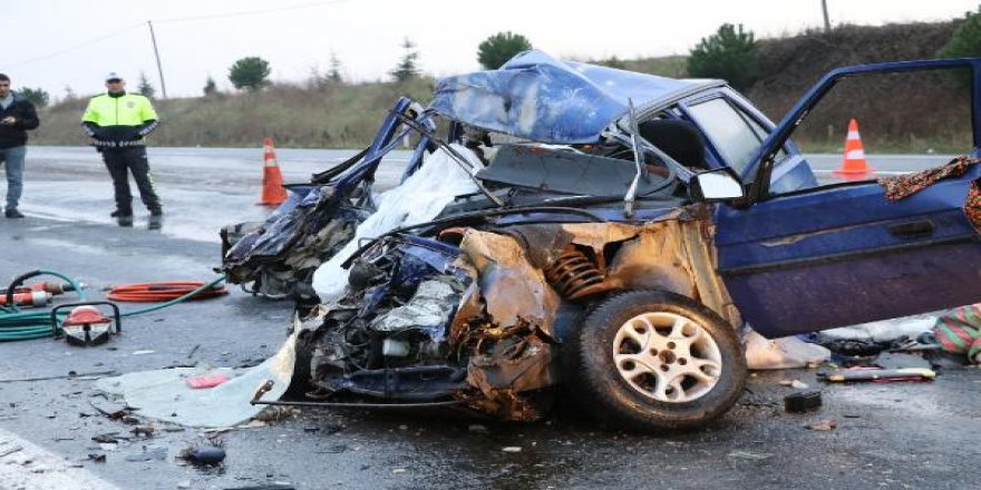 Otomobille hafif ticari araç çarpıştı: 2 ölü, 3 yaralı