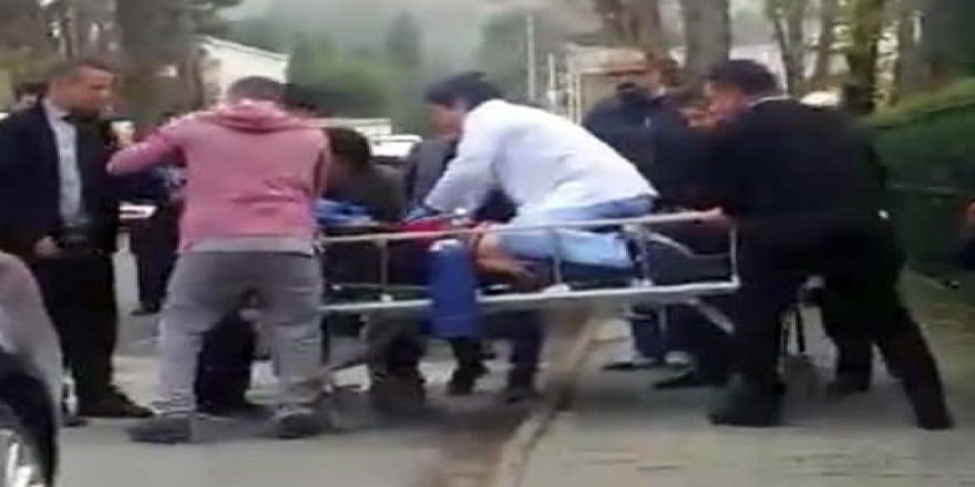 Kalp krizi geçiren şahsa doktordan sedye üstünde kalp masajı