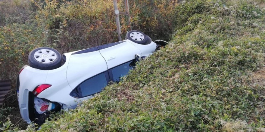 Tarlaya uçan otomobil devrildi: 3 yaralı