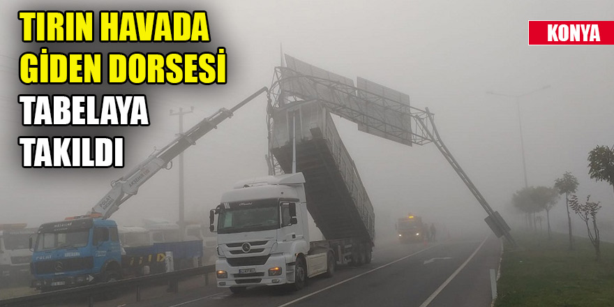 Tırın havada giden dorsesi tabelaya takıldı