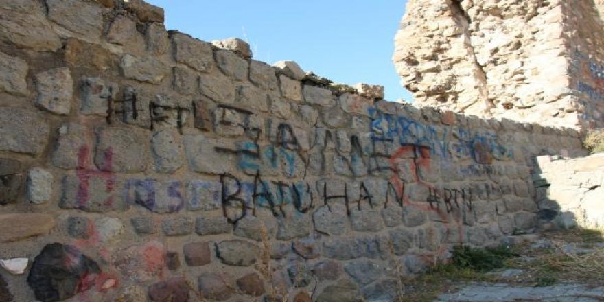Aşklarını şehitlik duvarına yazanlara tepki