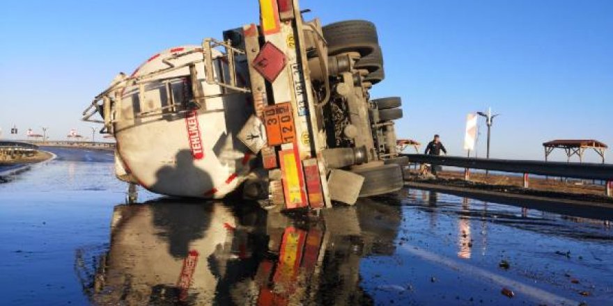 Tanker devrildi: 2 yaralı