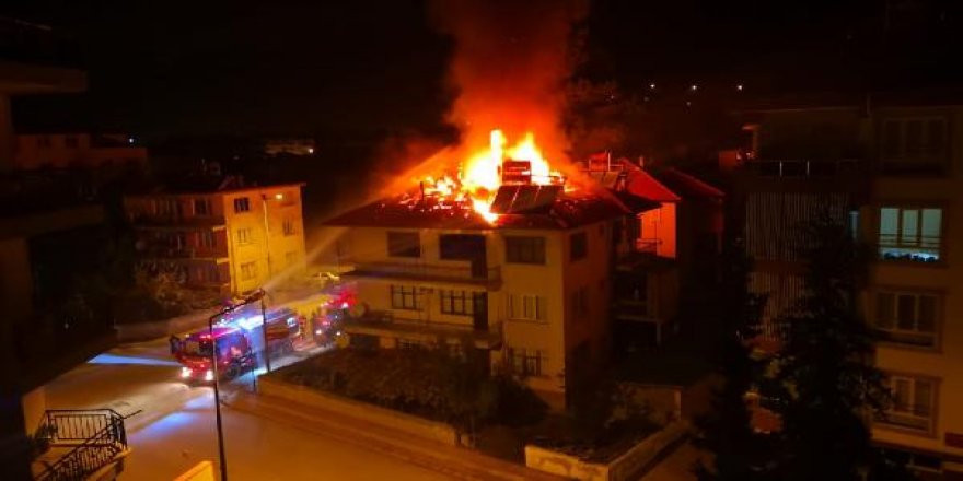 3 katlı binanın çatısı yandı