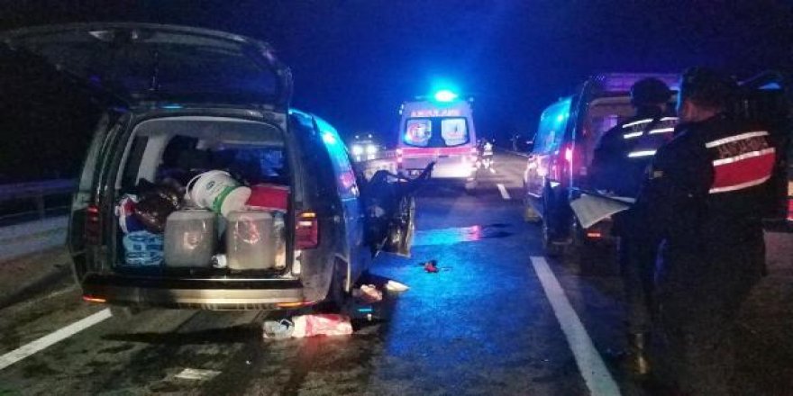 Hafif ticari araç, TIR'a çarptı: 5’i çocuk 8 yaralı